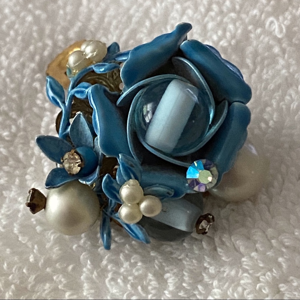 Vintage Mid-Century Enamel, Rhinestones & Pearl Blue Flower Clip On Earrings - Picture 5 of 11